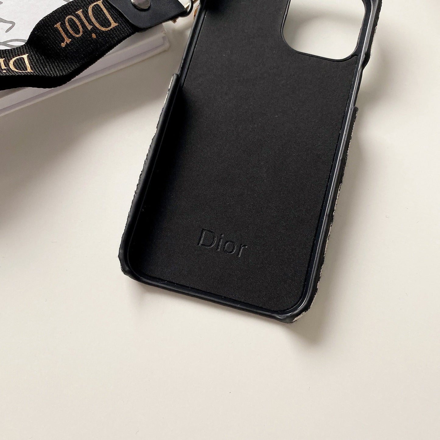Módne puzdro na iPhone s remienkom čierne-GS240315