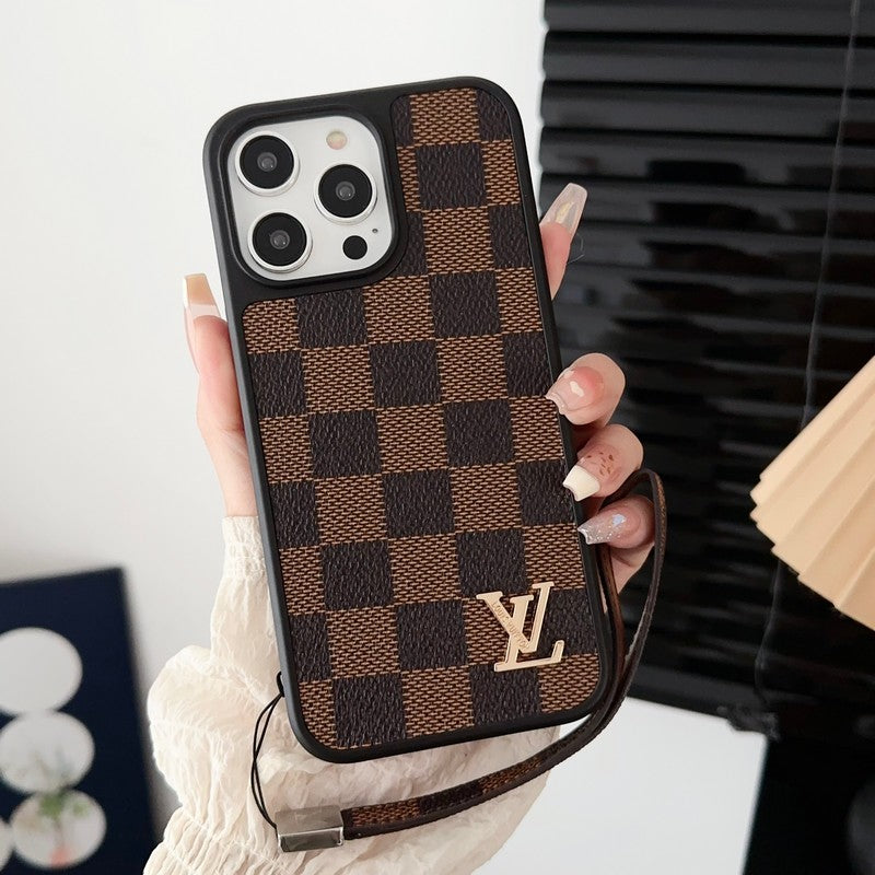 Luxuriöse iPhone-Hülle mit klassischer brauner Handkette