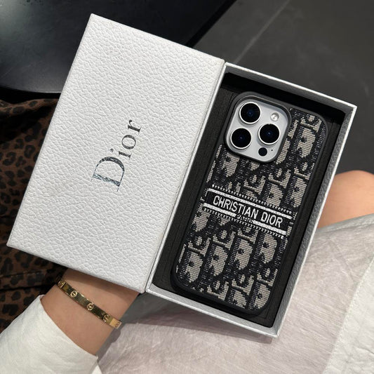 Designer-inspirert iPhone-deksel i stoff med broderte detaljer