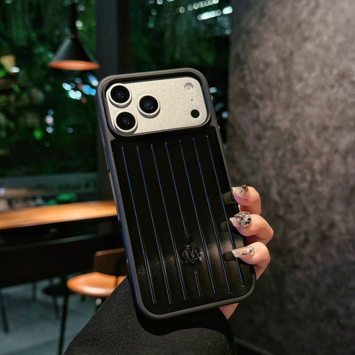 Armor miotalach iomaireach Cás iPhone - Cosaint Stylish Spreagtha ag Taisteal