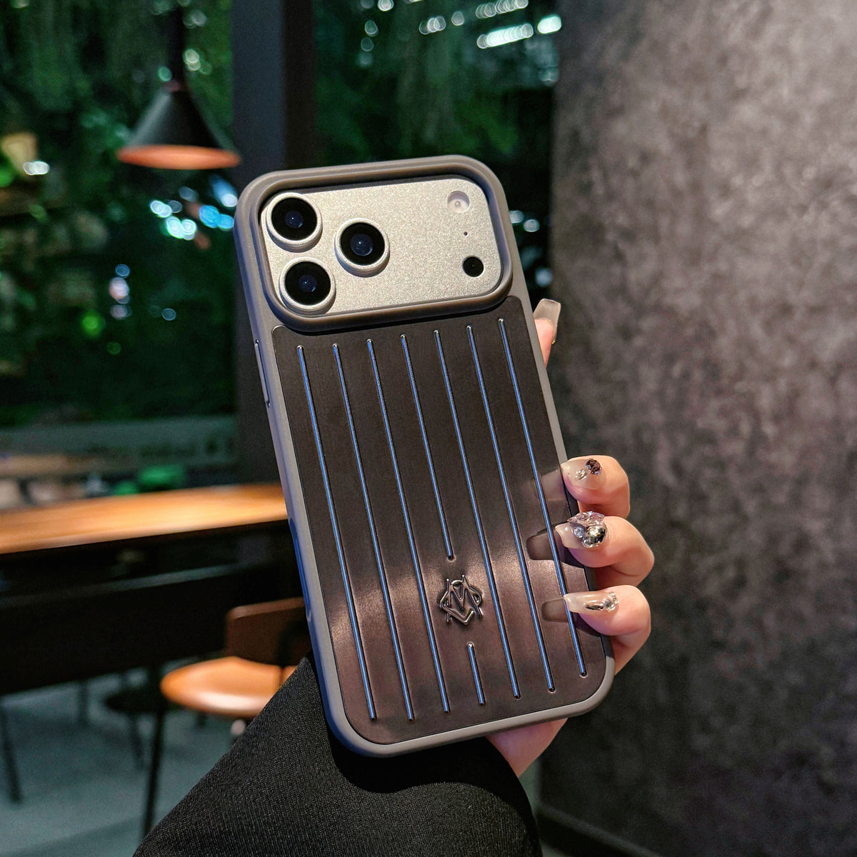 Armor miotalach iomaireach Cás iPhone - Cosaint Stylish Spreagtha ag Taisteal