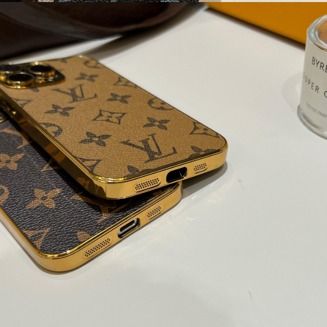 Luxuriöse iPhone-Hülle mit klassischem Monogramm und galvanisierten Goldrändern