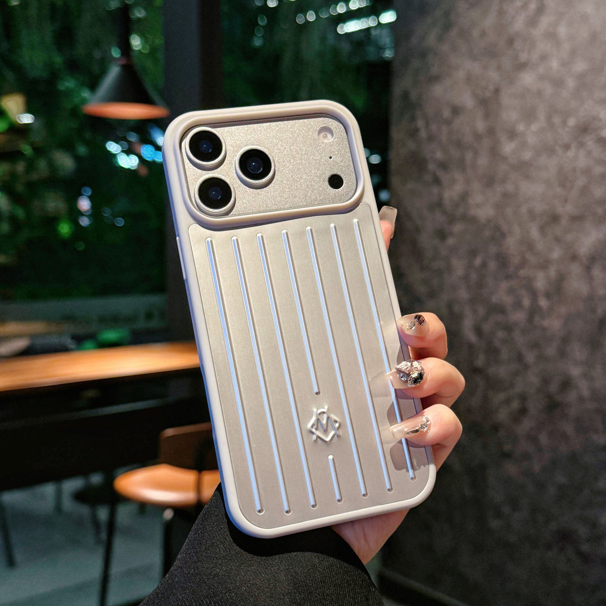 Armor miotalach iomaireach Cás iPhone - Cosaint Stylish Spreagtha ag Taisteal