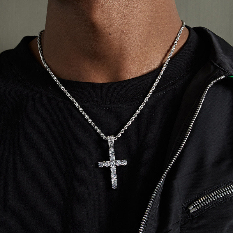 قلادة الصليب المثلج
