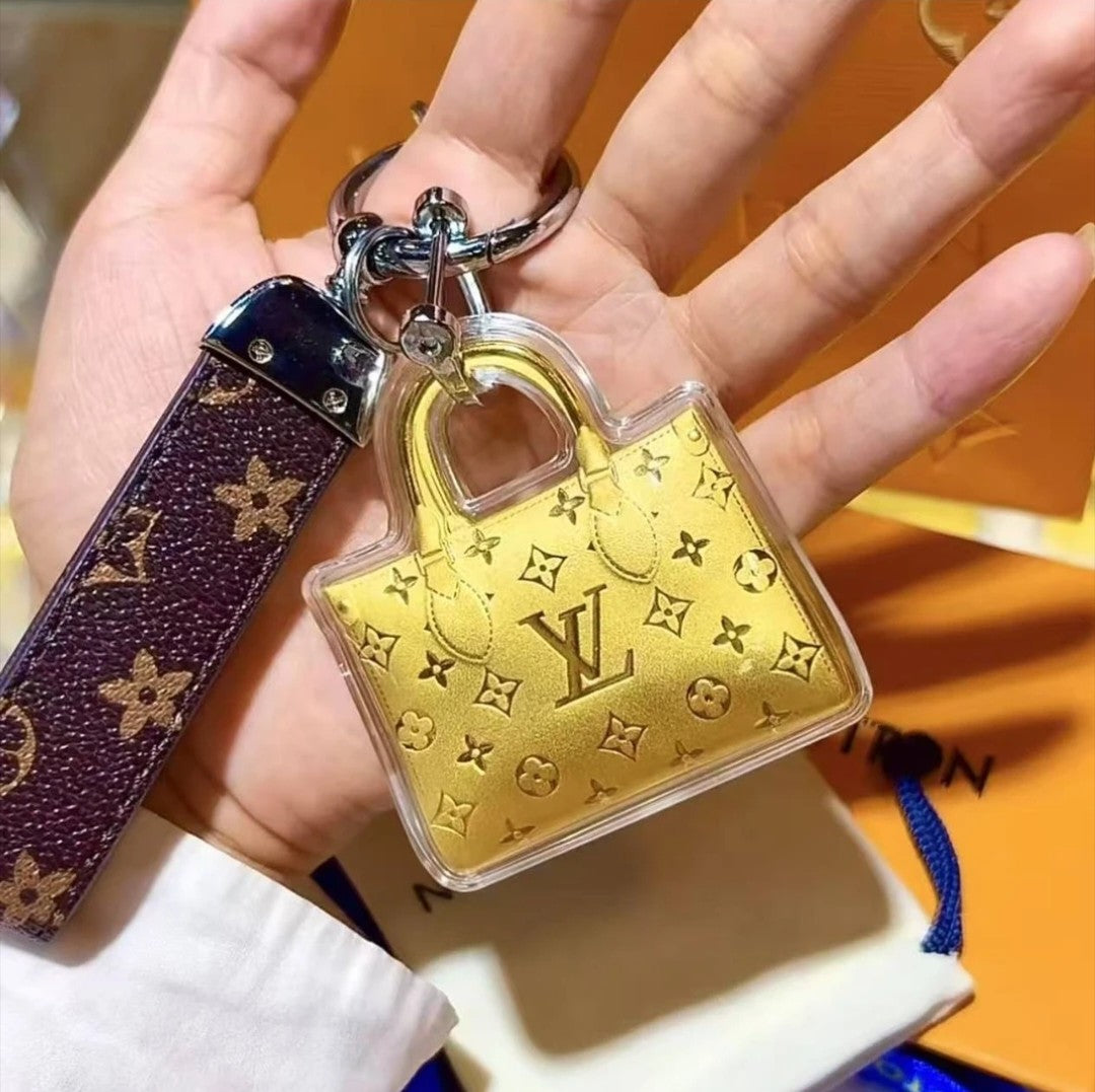 حقيبة ذهبية صغيرة بسلسلة مفاتيح