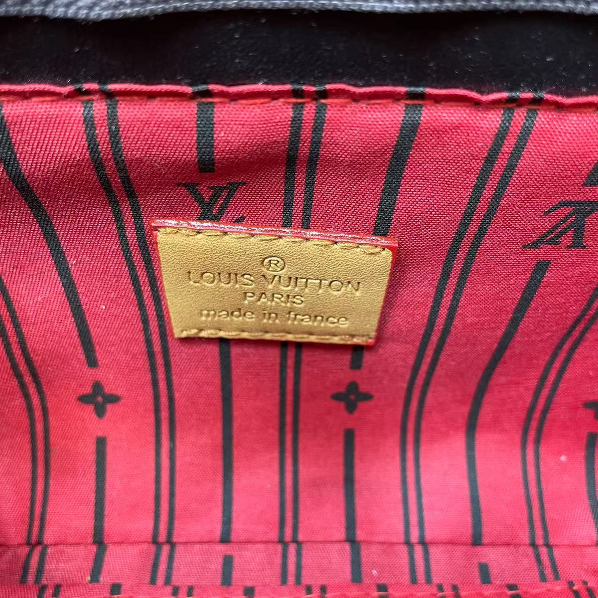 Vintage Lock Chain Shoulder Bag – Classic Monogram Design