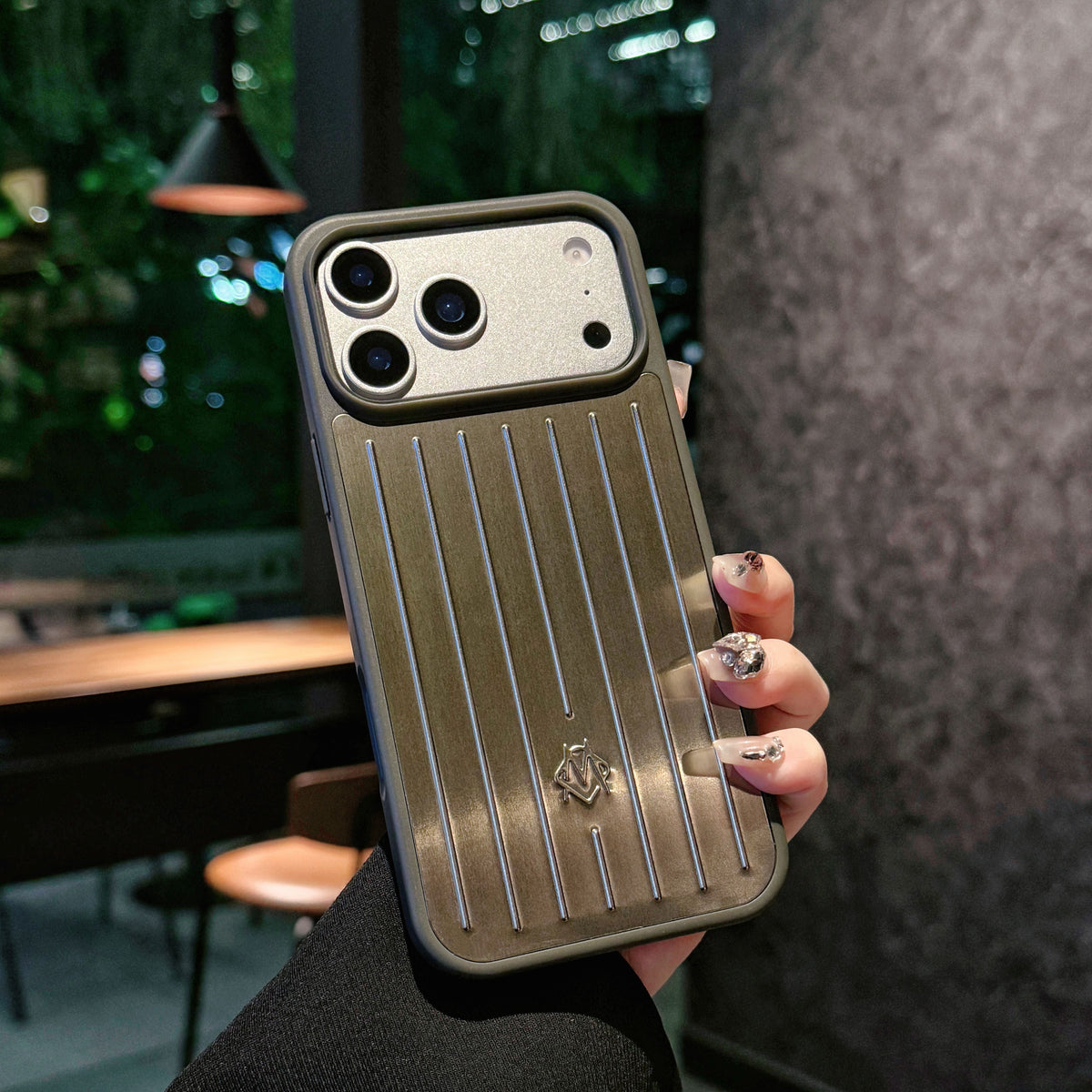 Armor miotalach iomaireach Cás iPhone - Cosaint Stylish Spreagtha ag Taisteal