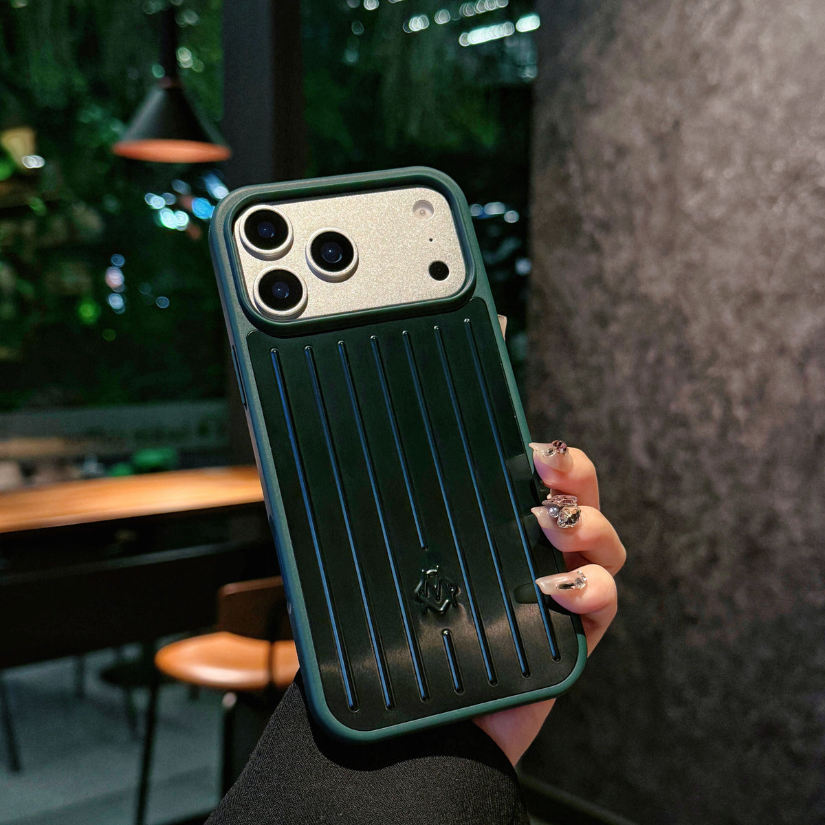 Armor miotalach iomaireach Cás iPhone - Cosaint Stylish Spreagtha ag Taisteal