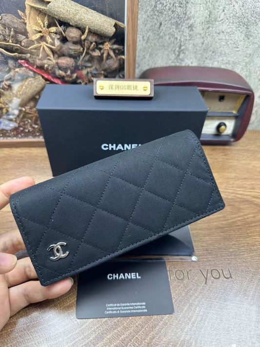 Estuche clásico para gafas de sol con patrón de celosía de diamantes y detalles metálicos