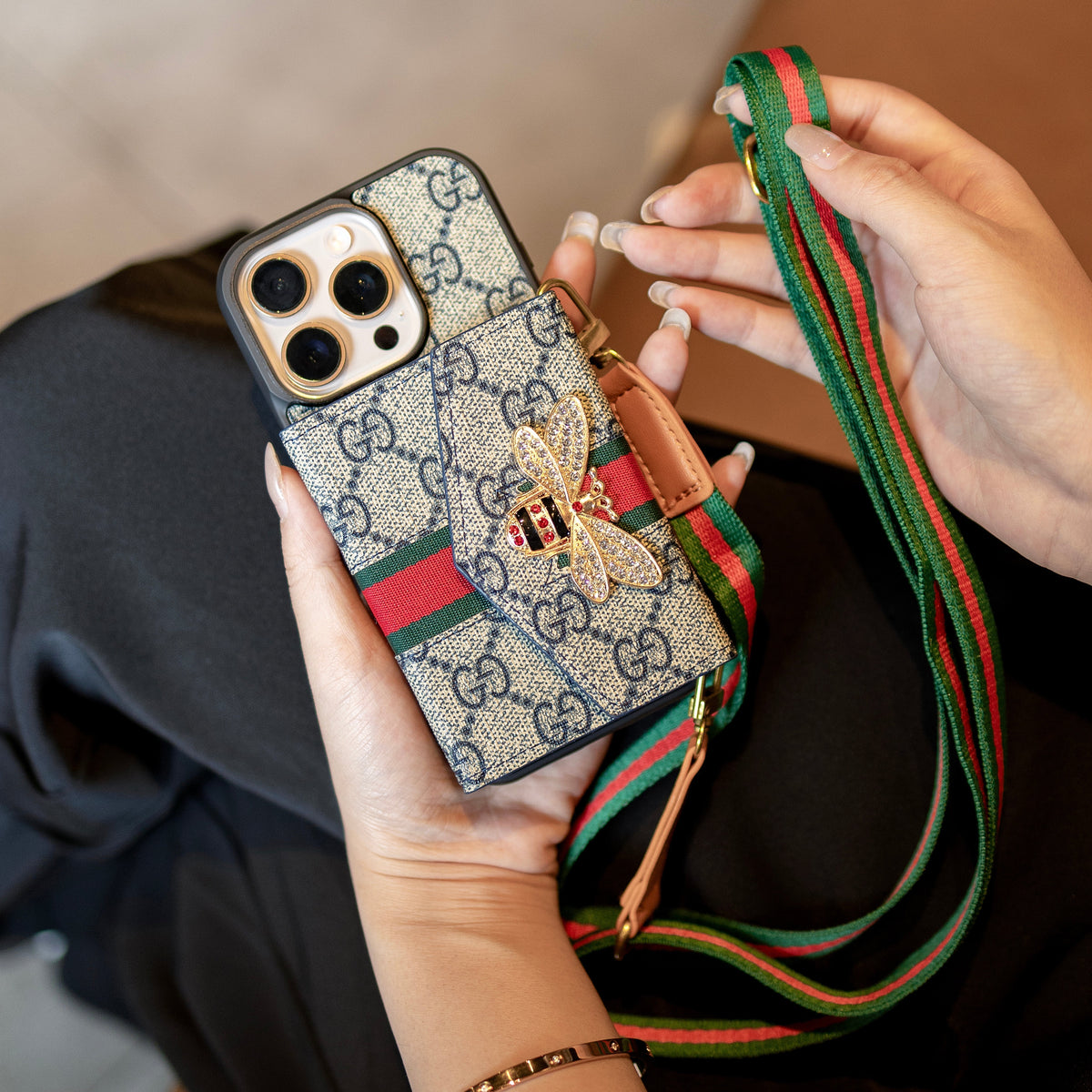 Premium Advanced Crossbody iPhone-deksel med kortholder og skulderstropp