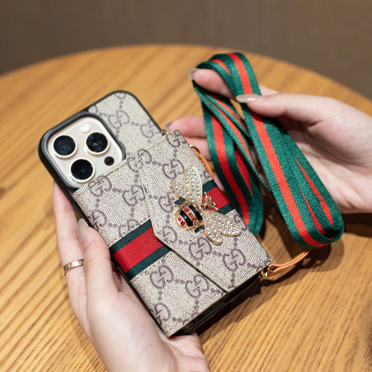 Premium Advanced Crossbody iPhone-deksel med kortholder og skulderstropp