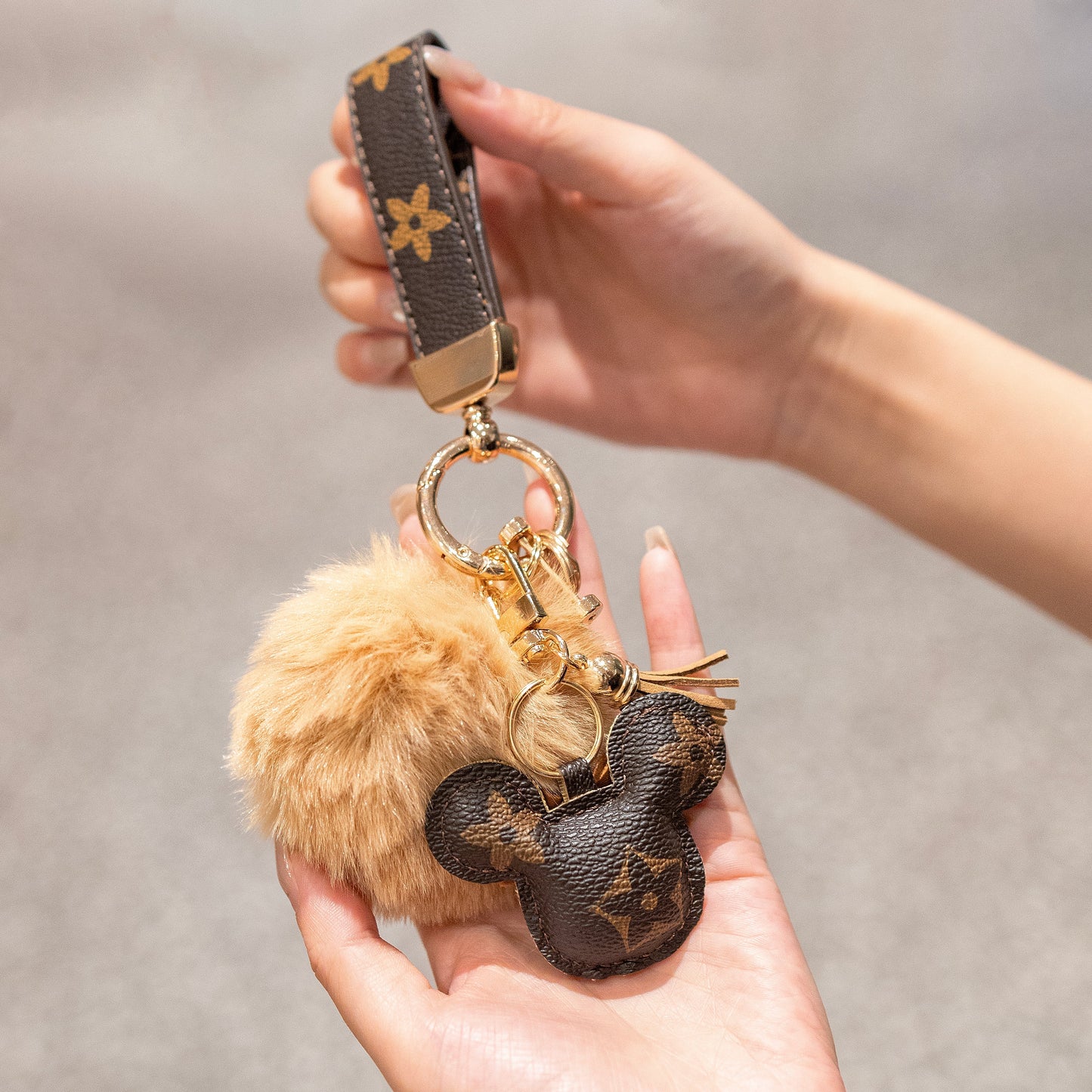 Luksus Mickey Nøglering – Kunstlæder & Pels Pom Charm