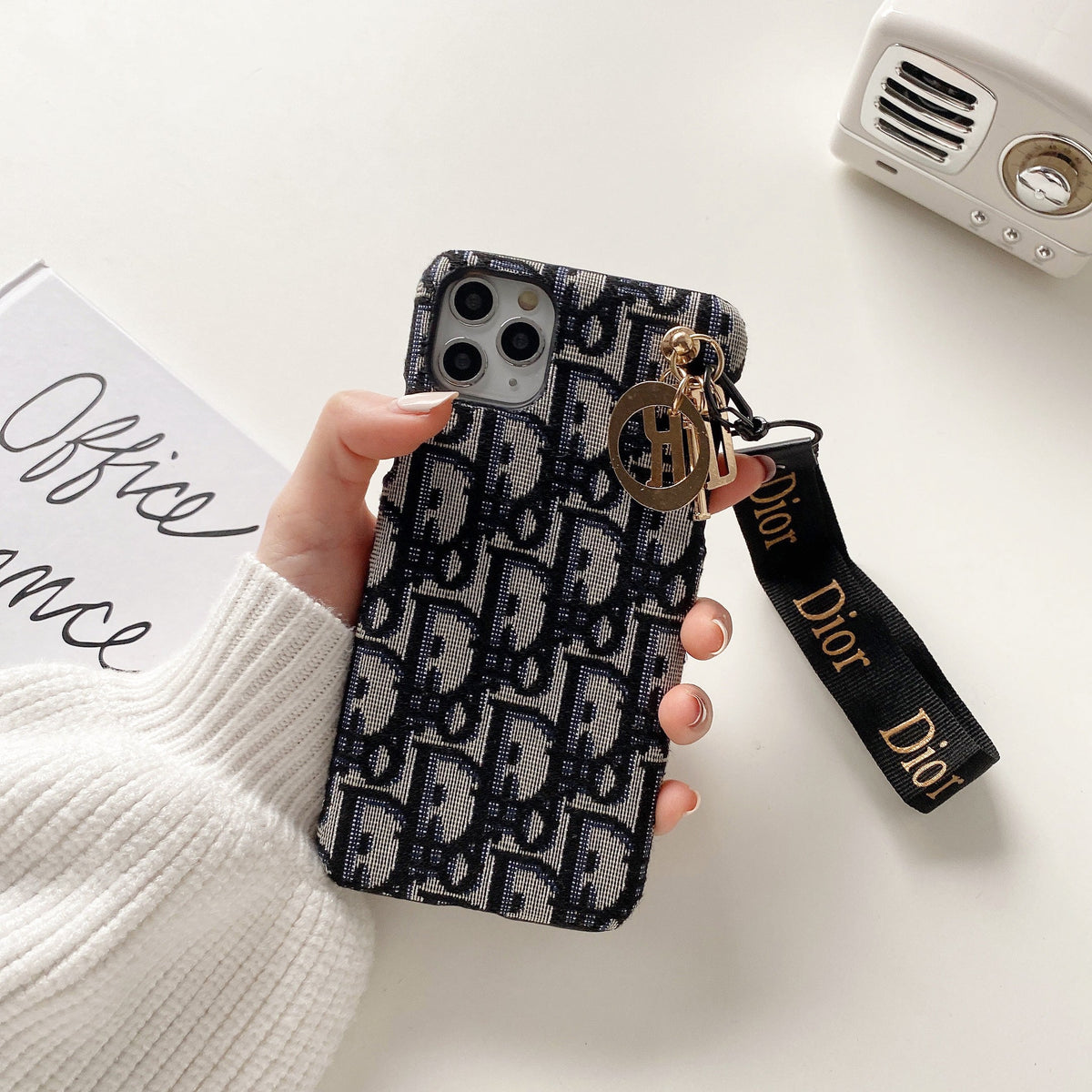Módne puzdro na iPhone s remienkom čierne-GS240315