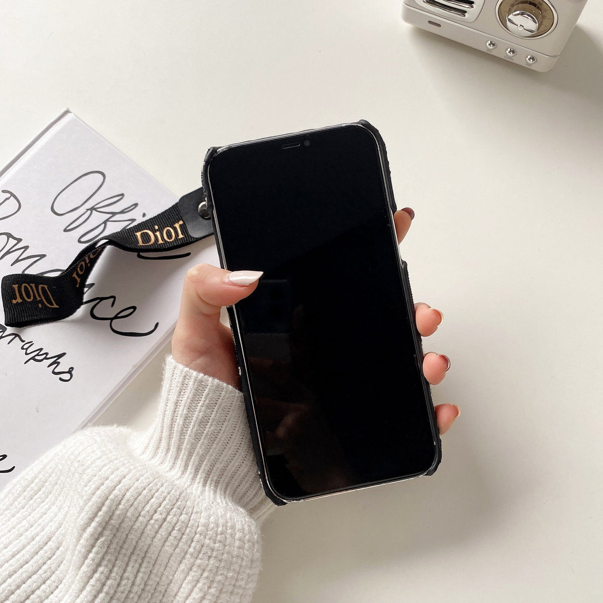 Módne puzdro na iPhone s remienkom čierne-GS240315