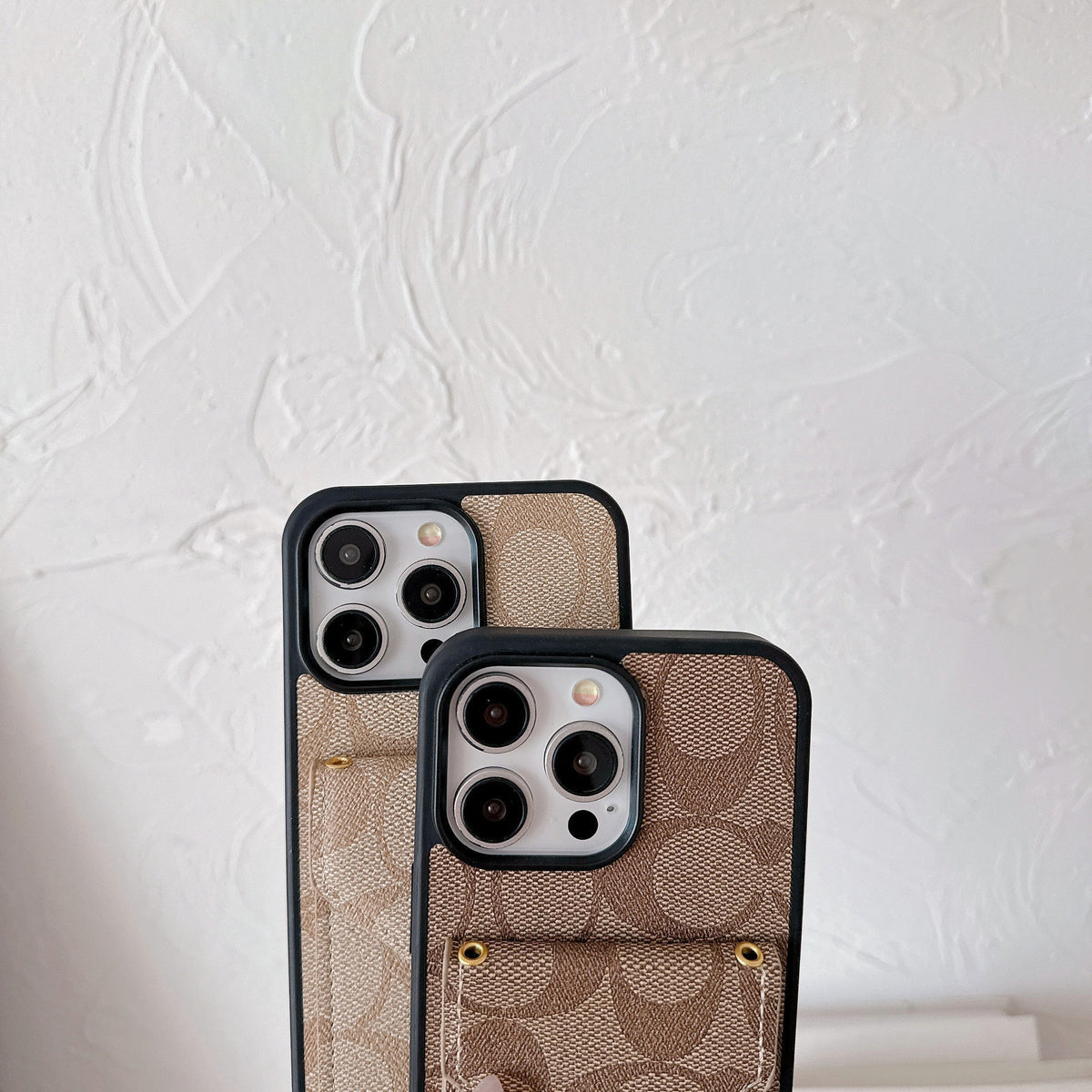 Klassisk iPhone-deksel med kortholder og stropp Lysebrun -SJ240513