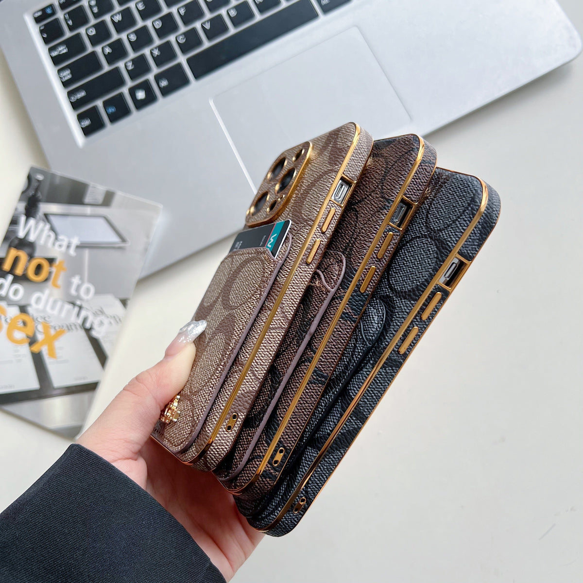 Capa clássica para iPhone com porta-cartões café -KB241651