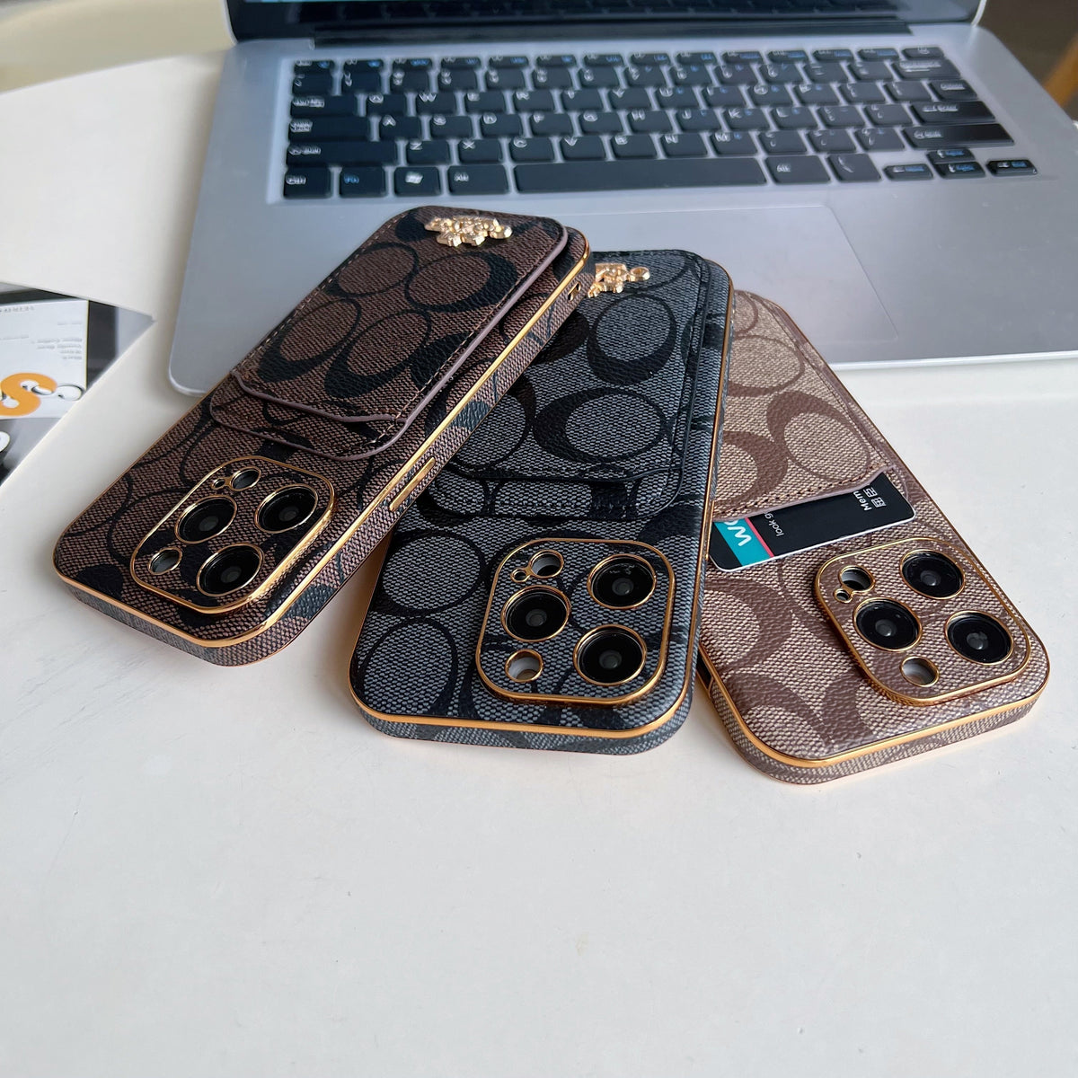 Capa clássica para iPhone com porta-cartões café -KB241651