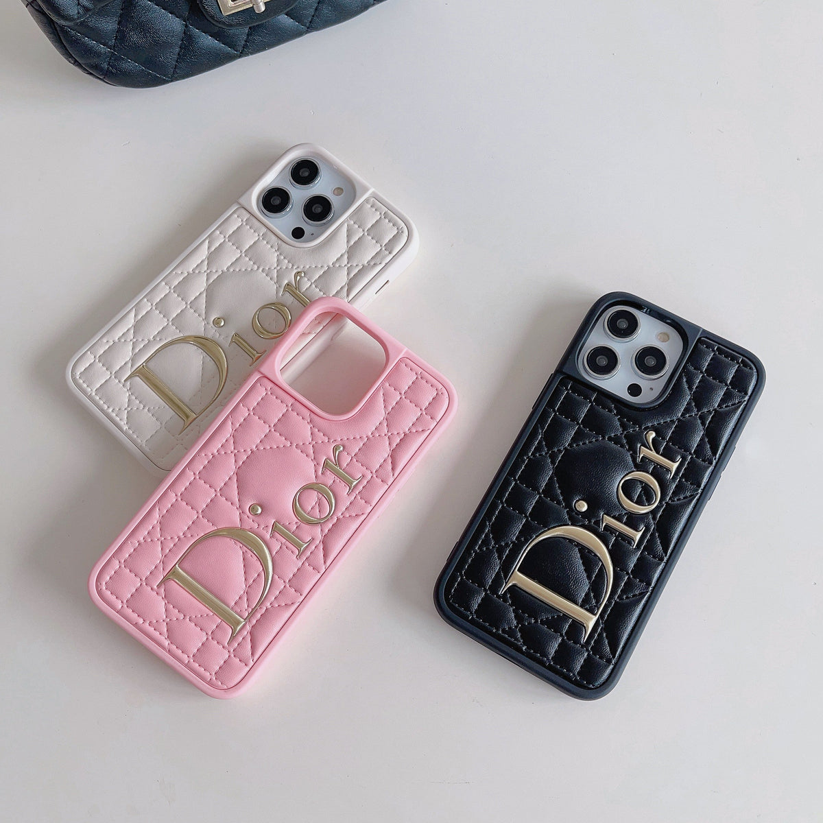 Funda de iPhone de cuero con logo dorado de moda