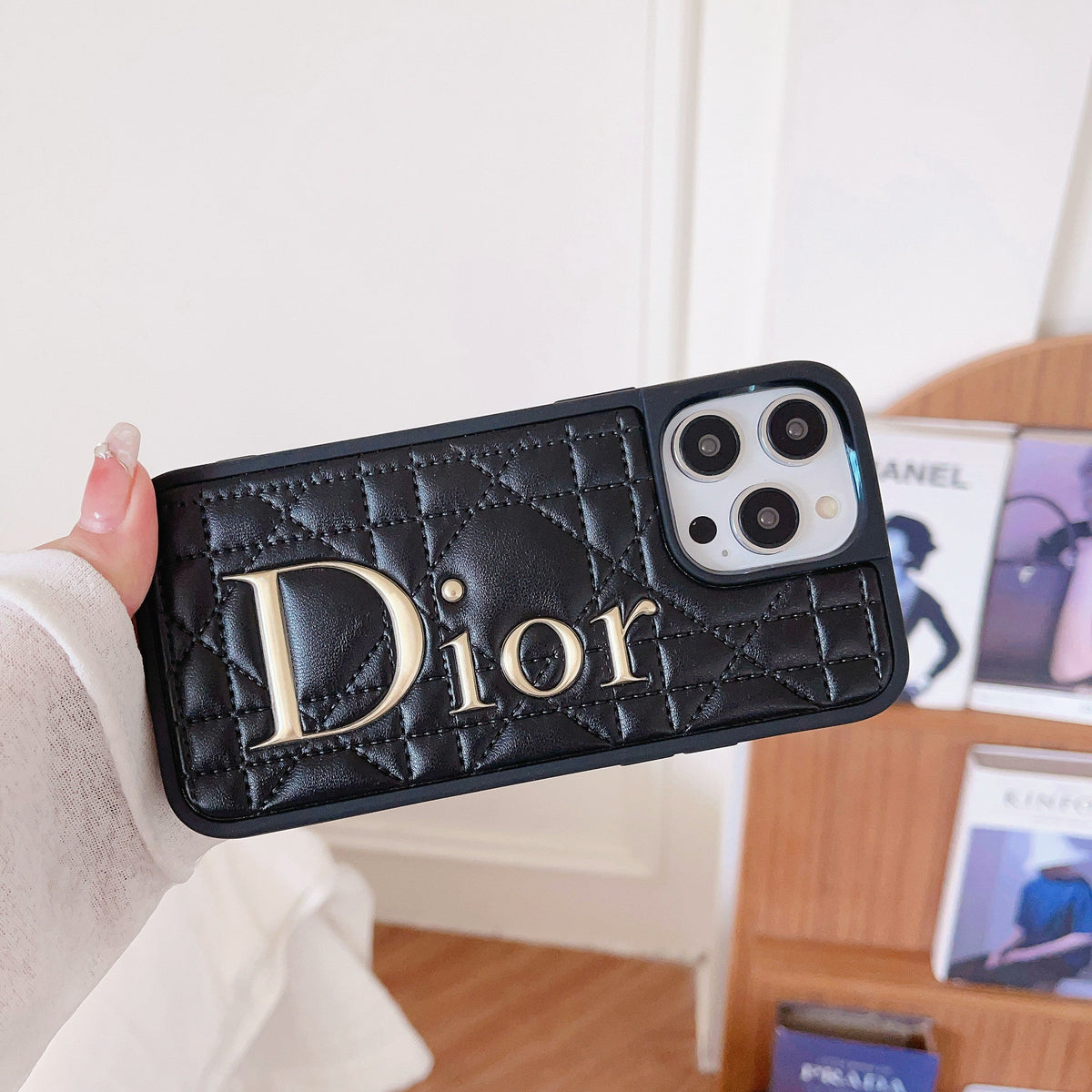 Funda de iPhone de cuero con logo dorado de moda