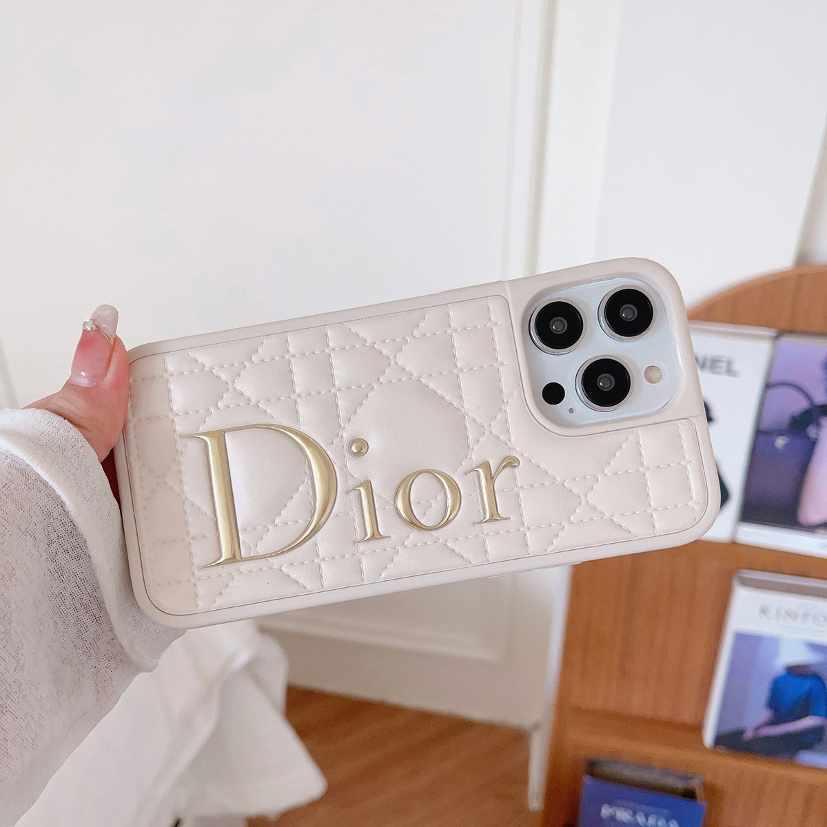 Funda de iPhone de cuero con logo dorado de moda