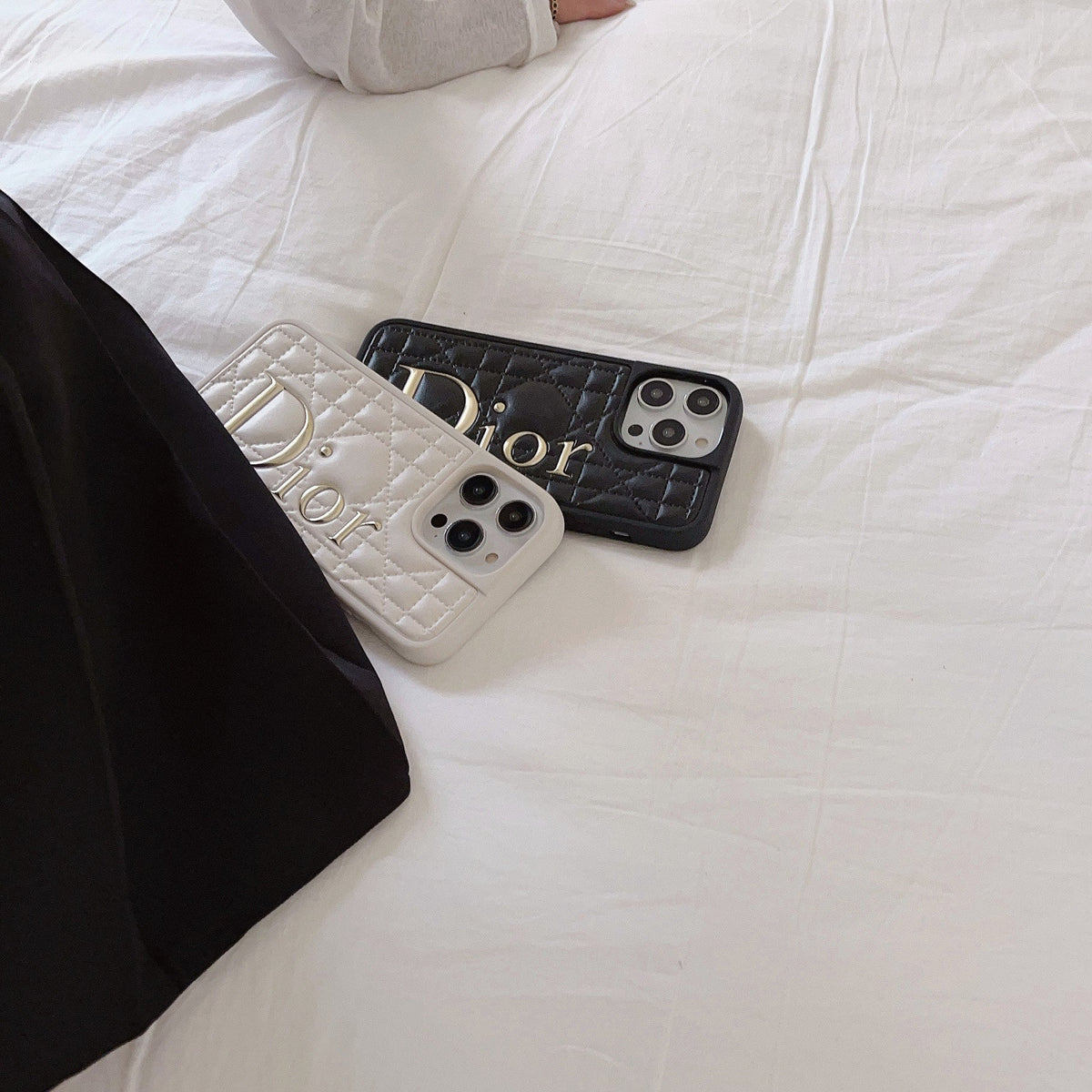 Funda de iPhone de cuero con logo dorado de moda