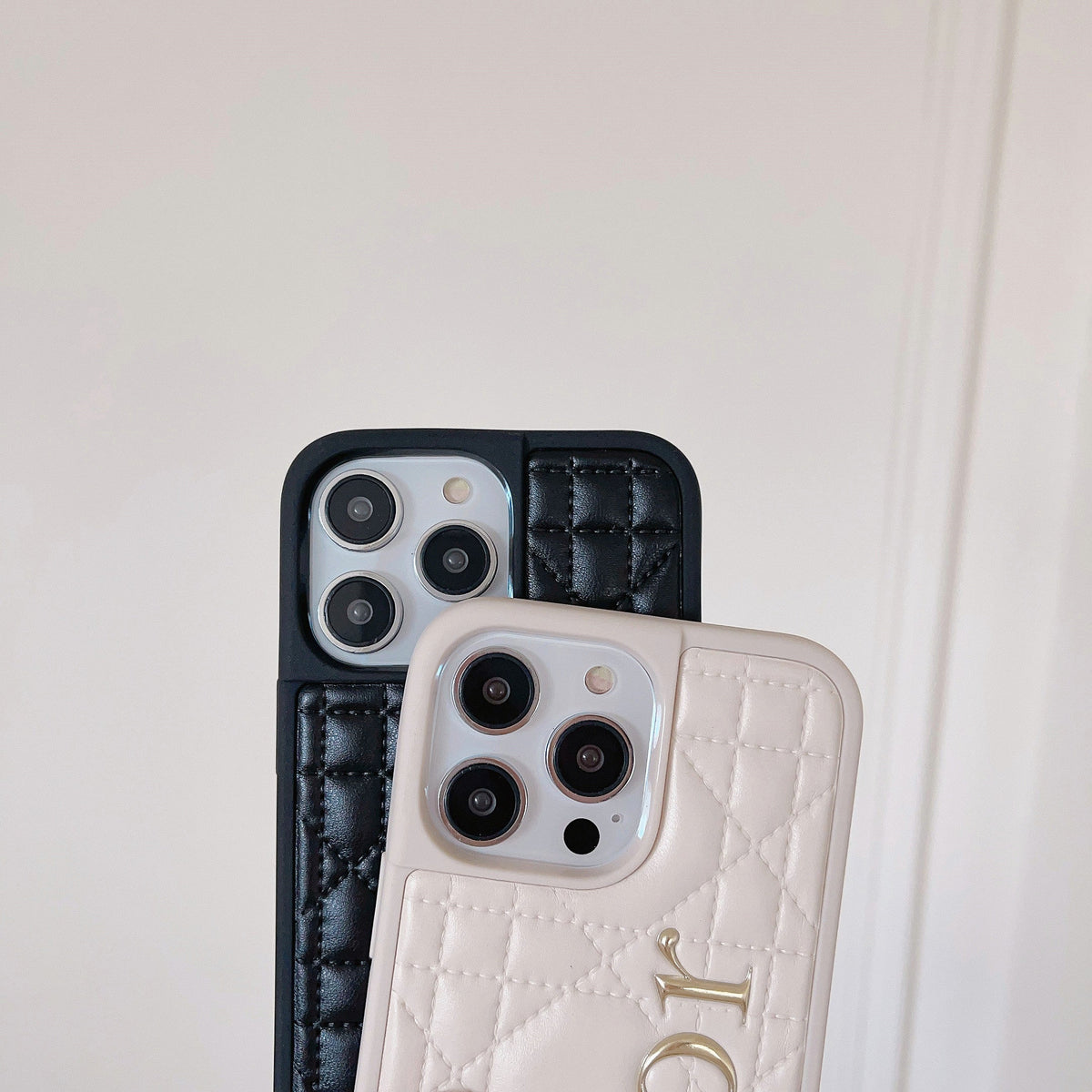 Funda de iPhone de cuero con logo dorado de moda