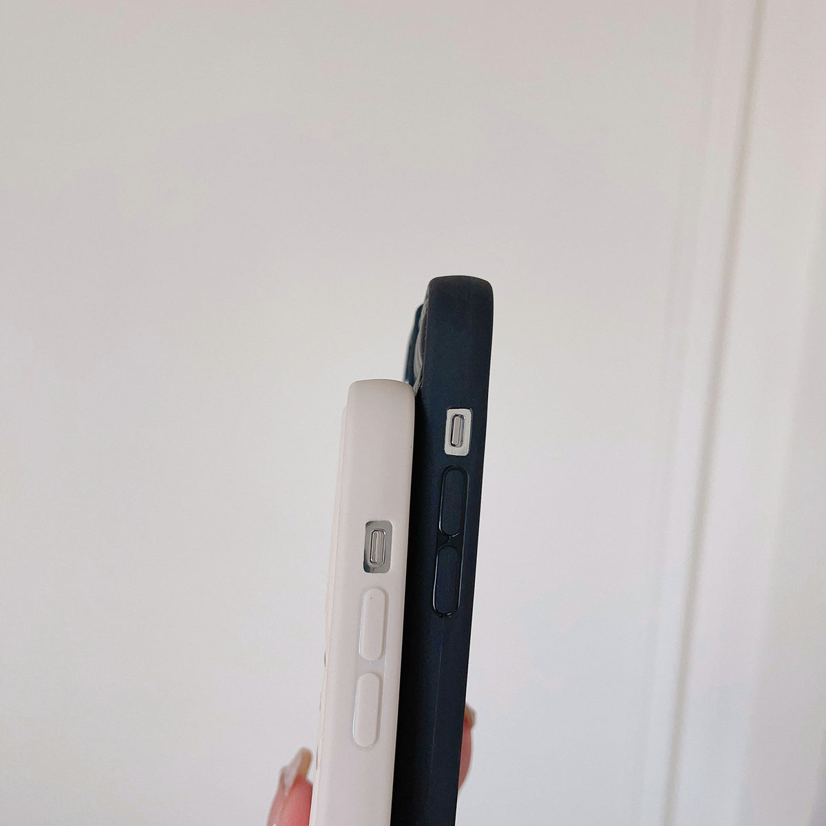 Funda de iPhone de cuero con logo dorado de moda