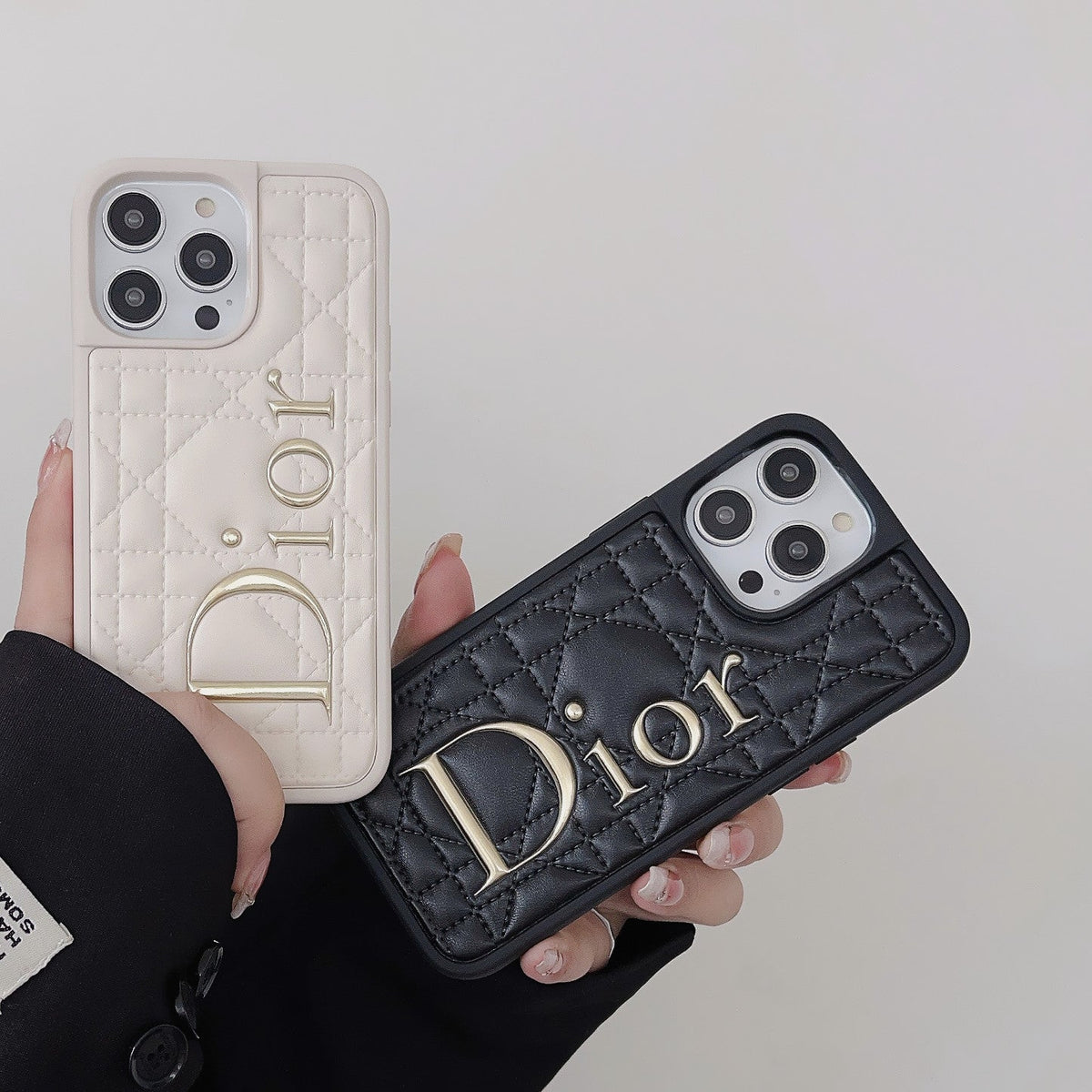 Funda de iPhone de cuero con logo dorado de moda