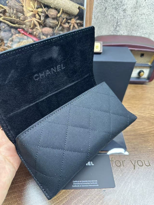 Estuche clásico para gafas de sol con patrón de celosía de diamantes y detalles metálicos