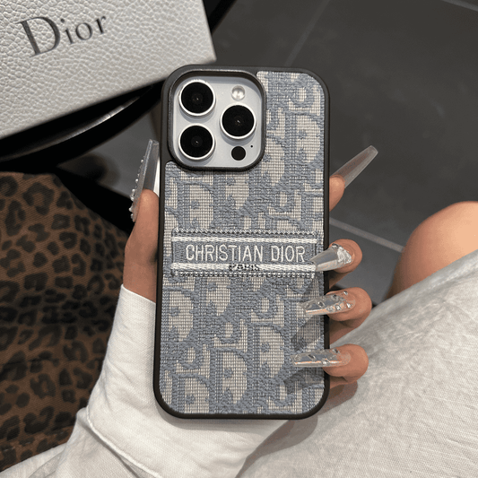 Designer-inspirert iPhone-deksel i stoff med broderte detaljer